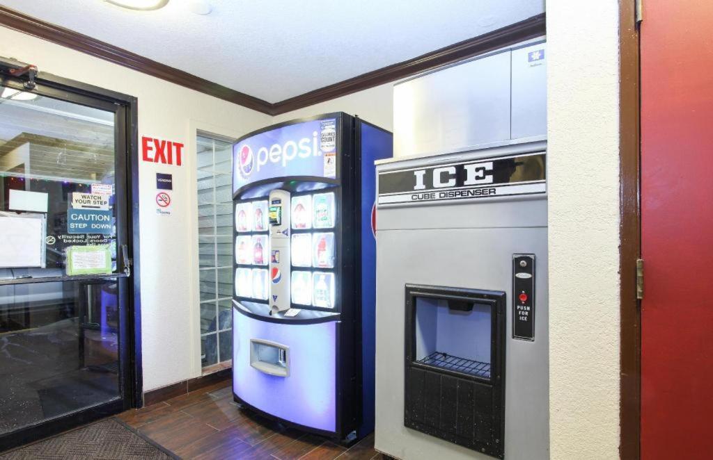 Evergreen Inn & Suites Portland (Adults Only) Экстерьер фото