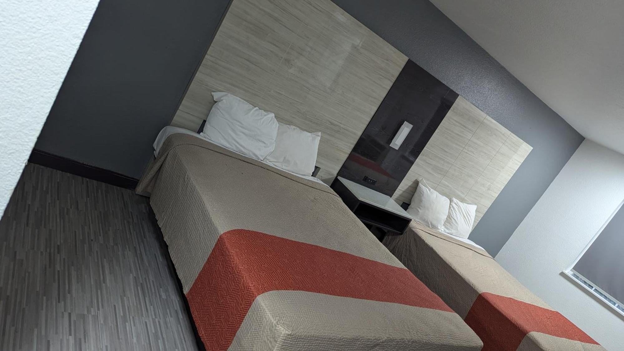 Evergreen Inn & Suites Portland (Adults Only) Экстерьер фото