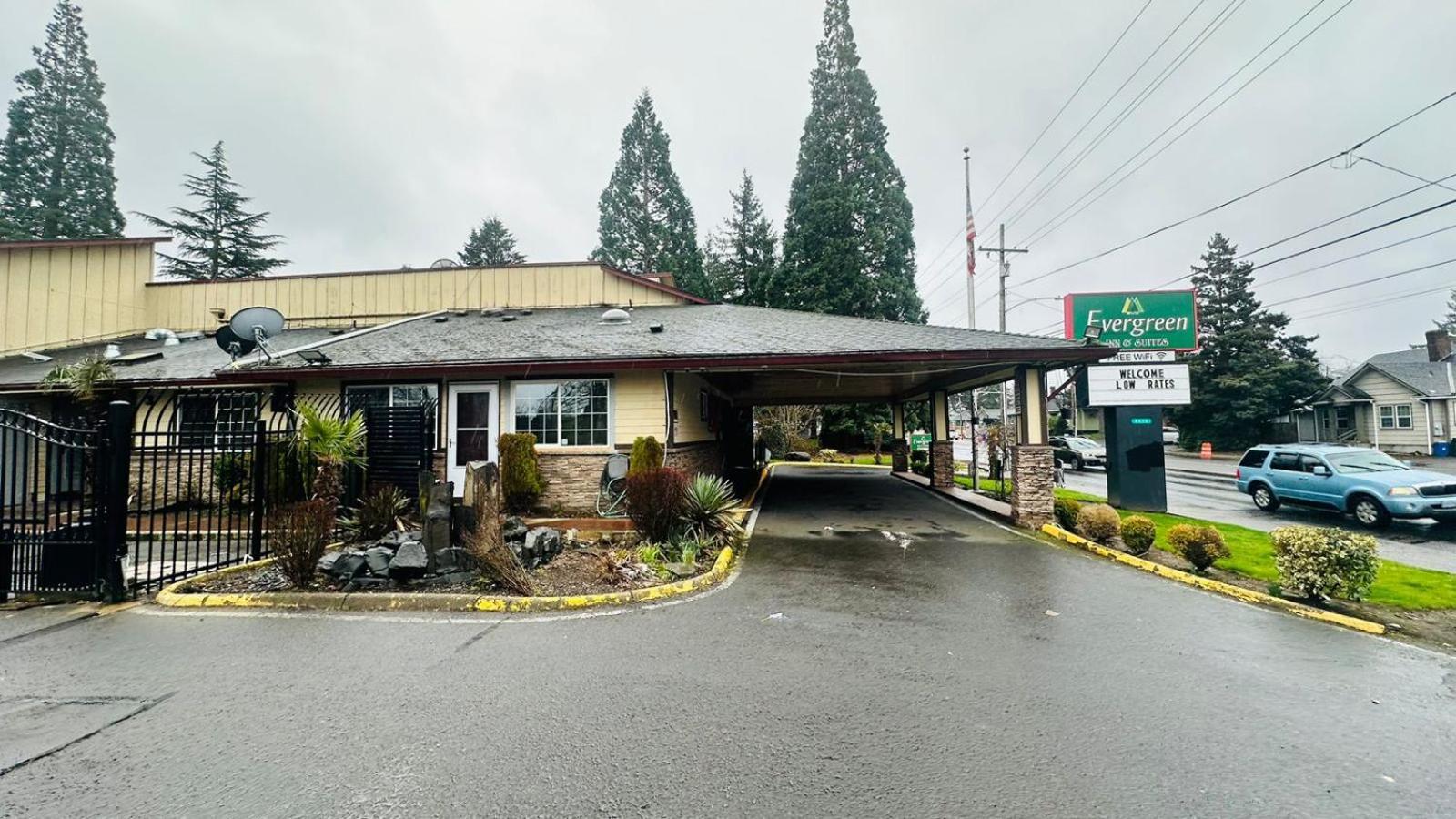 Evergreen Inn & Suites Portland (Adults Only) Экстерьер фото