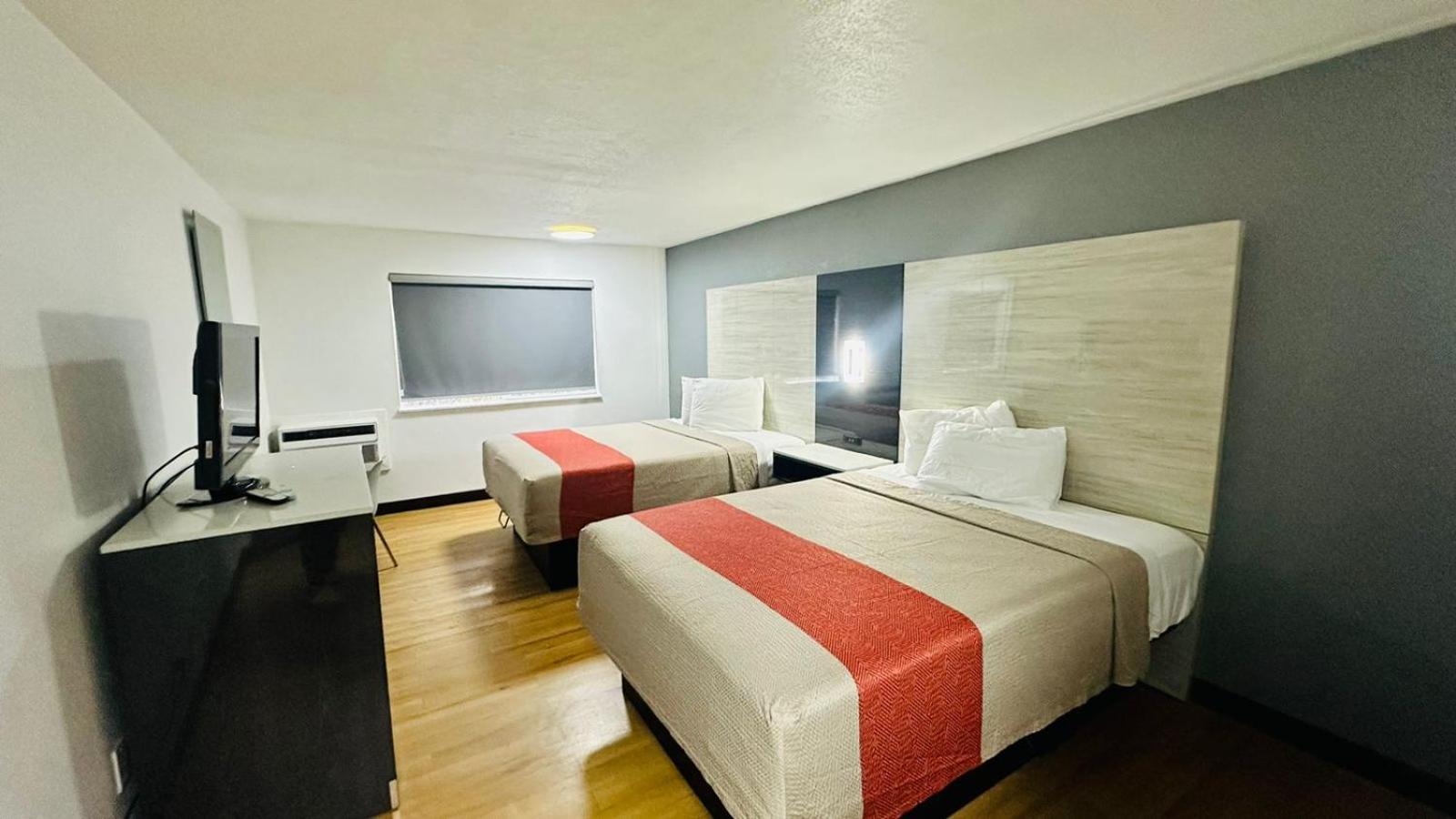 Evergreen Inn & Suites Portland (Adults Only) Экстерьер фото